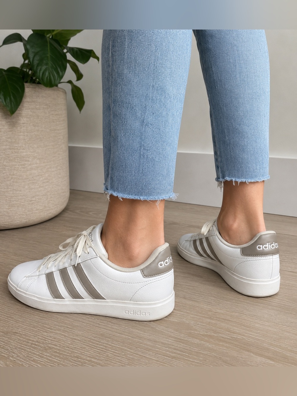 Adidas Women’s Sneakers Size 8.5 White Taupe Stripe Lace Up Shoes classic